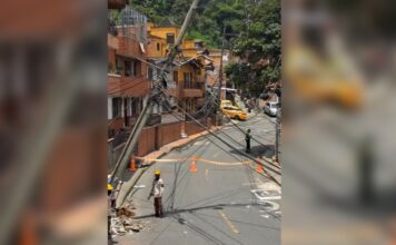 Debido a un accidente vehicular hay cierre vial en un barrio de Envigado