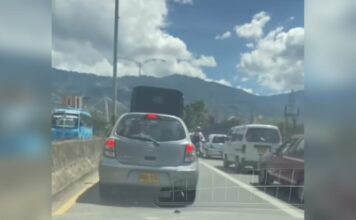 A esta hora se presenta congestión vehicular sobre la autopista para entrar a Envigado